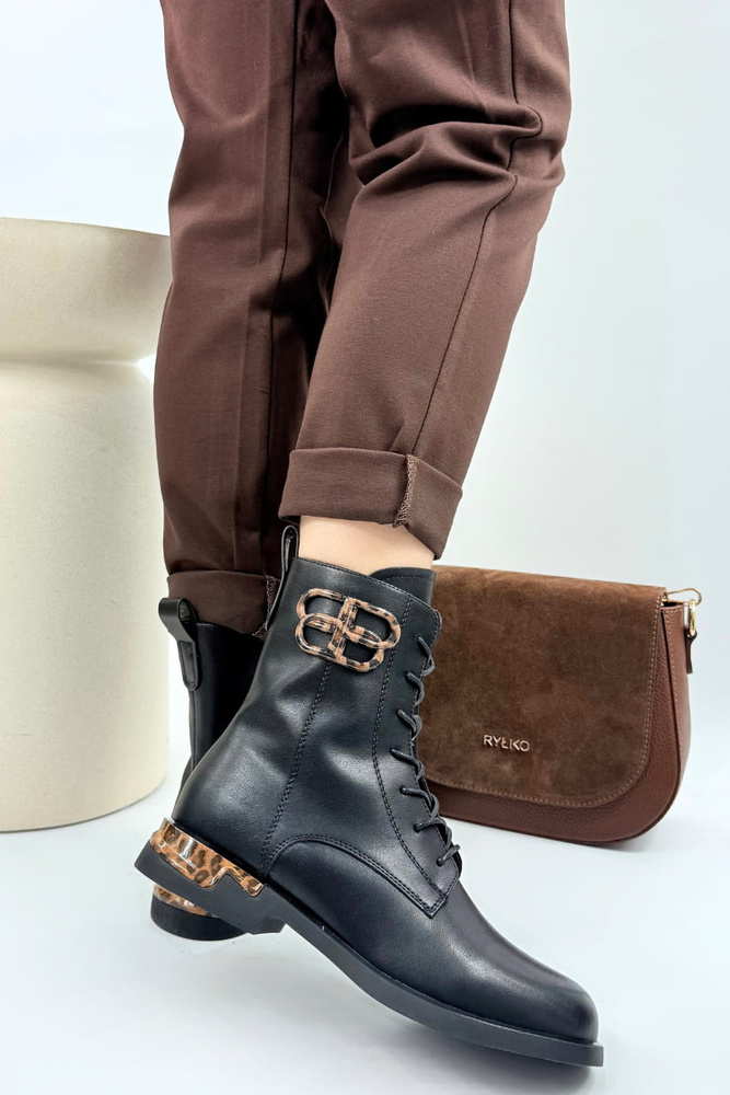 Botki damskie skórzane płaskie z akcentami w panterkę czarne