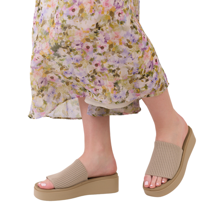 Бежеві сабо на танкетці від Sergio Leone