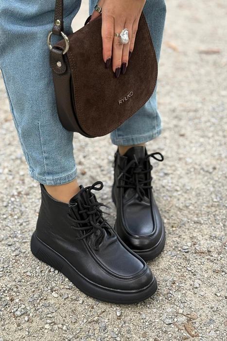 Чоботи шкіряні високі, утеплені на низькій колодці, чорні на блискавці