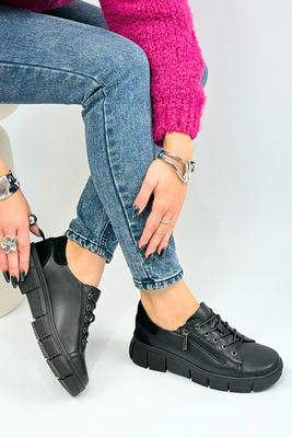 Чорні шкіряні туфлі на платформі з декором спереду