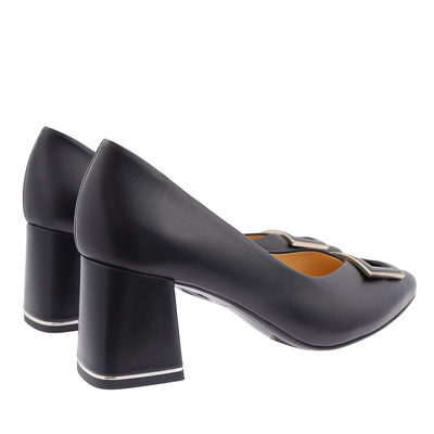 Жіночі чорні шкіряні човники з декором