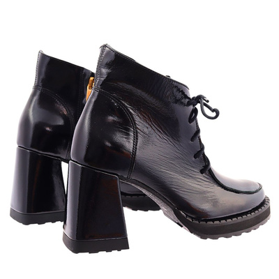 Skórzane czarne lakierowane trzewiki na słupku