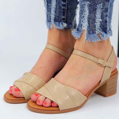 Beżowe sandały na obcasie T. Sokolski