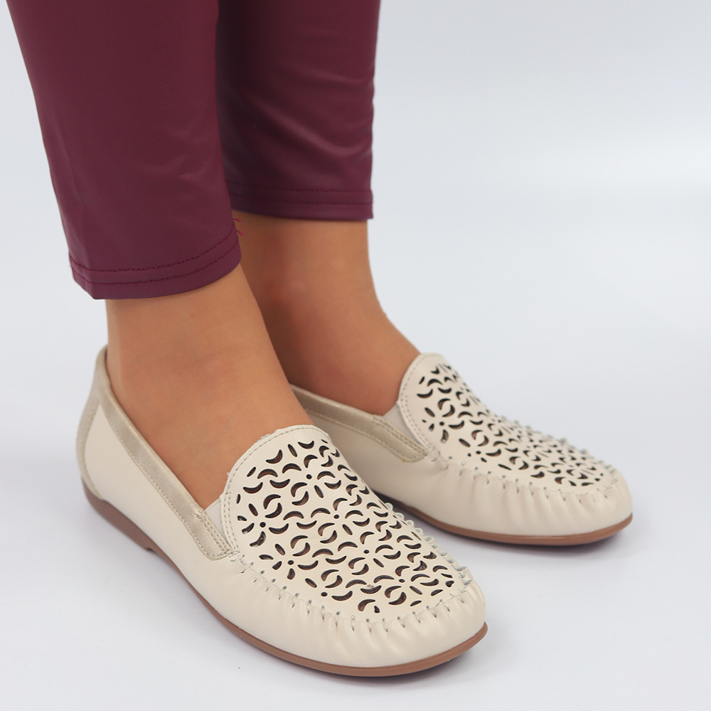 Mokasyny skórzane z ażurową cholewką biało beżowe Rieker | ButyMila.pl