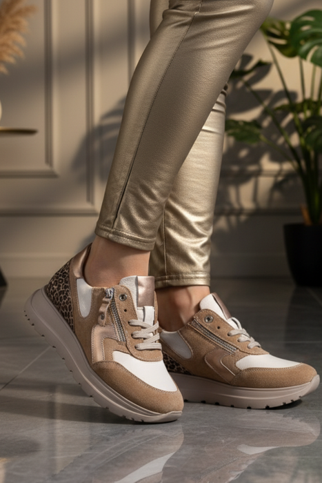 Skórzane sneakersy beżowo białe na koturnie z platformą