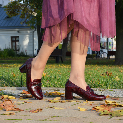 Czółenka Arka 6101 skórzane na słupku bordowe