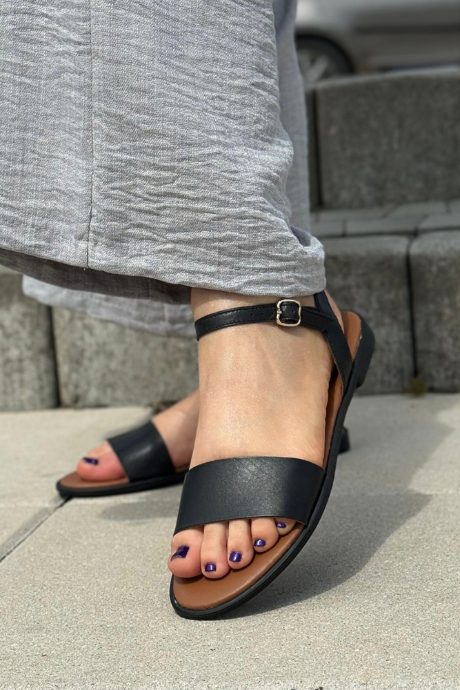 Klasyczne czarne skórzane sandały płaskie Ryłko