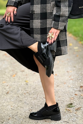 Czarne botki lakierowane i zamszu wsuwane na klocku 