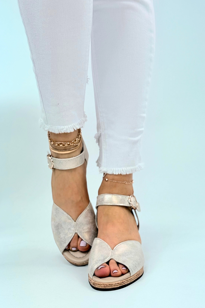 Platynowe sandały na plecionym koturnie Ryłko