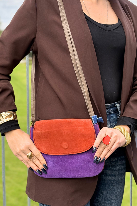Damska listonoszka zamszowa z dwustronną klapą na ramię