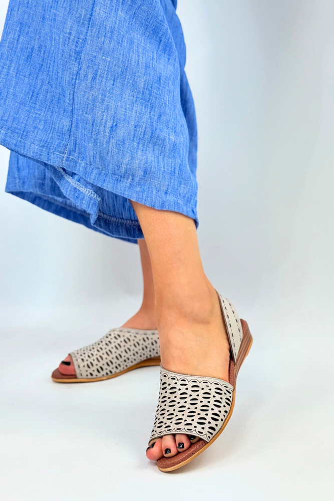 Beżowe skórzane ażurowe sandały płaakie Artiker