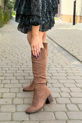 Brązowe kozaki zamszowe na klocku przed kolano