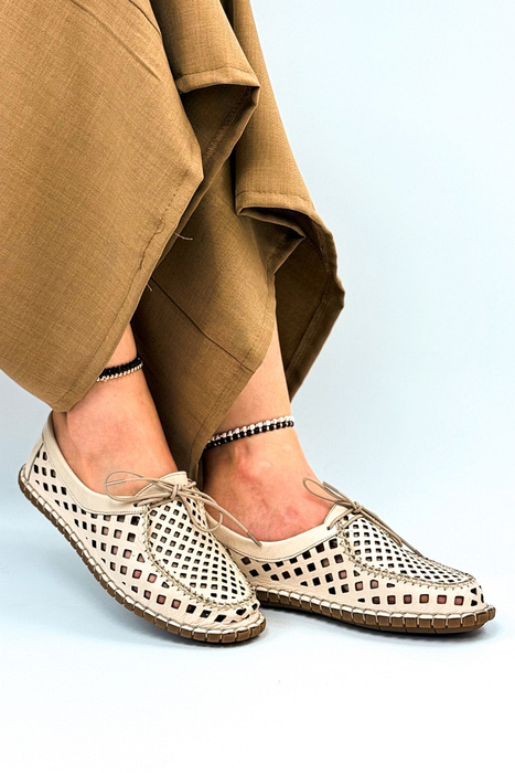 Бежеві шкіряні ажурні мокасини сліпони