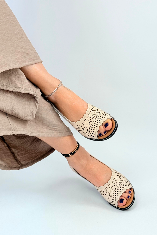 Beżowe sandały ażurowe skórzane na koturnie 