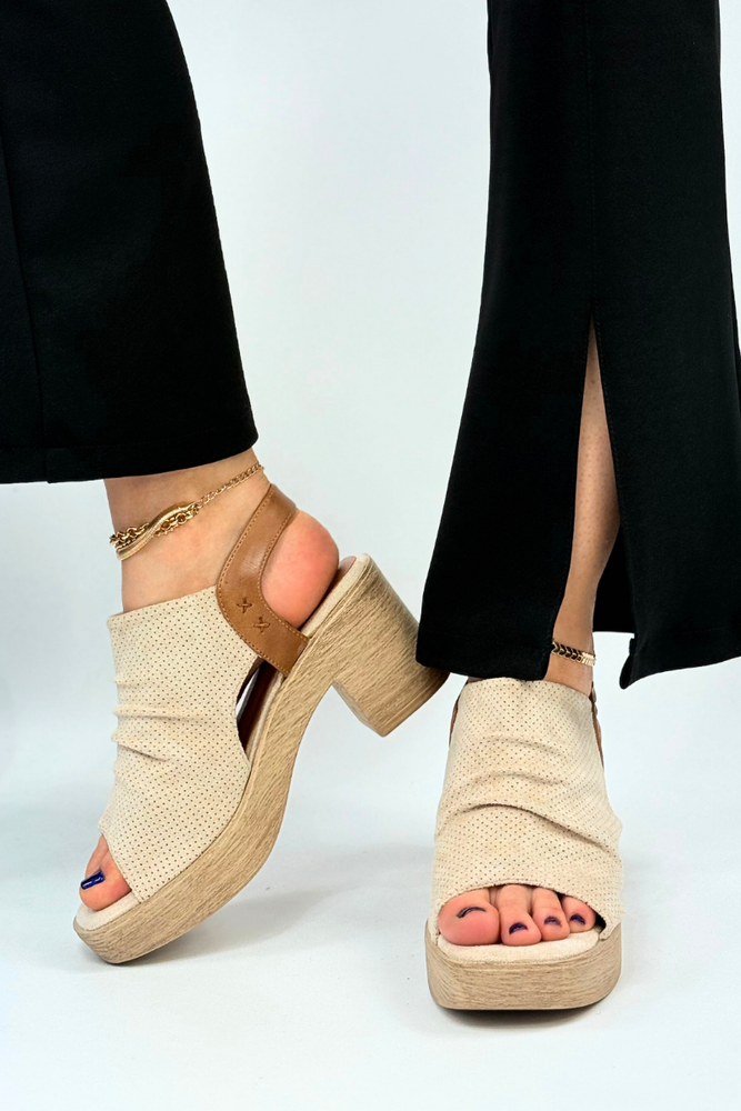 Beżowe sandały zabudowane na drewnianym słupku