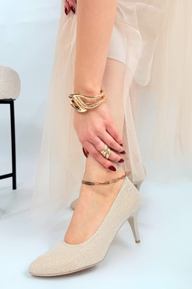 Złote szpilki czółenka w brokacie