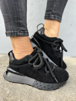 Czarne sneakersy damskie ze skóry zamszowej sznurowane