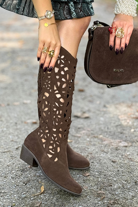Вишукані бежеві ажурні шкіряні чобітки