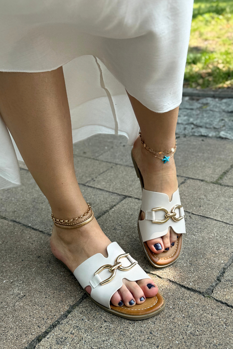 Beżowe klapki z ekoskóry ze złotą klamrą płaskie