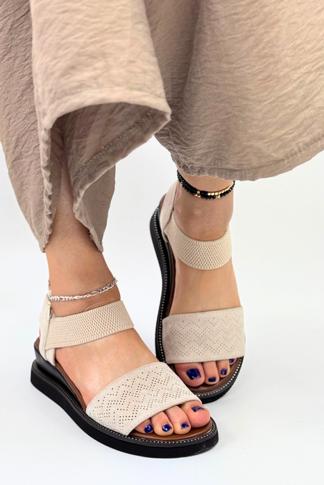 Білі босоніжки на танкетці з екошкіри