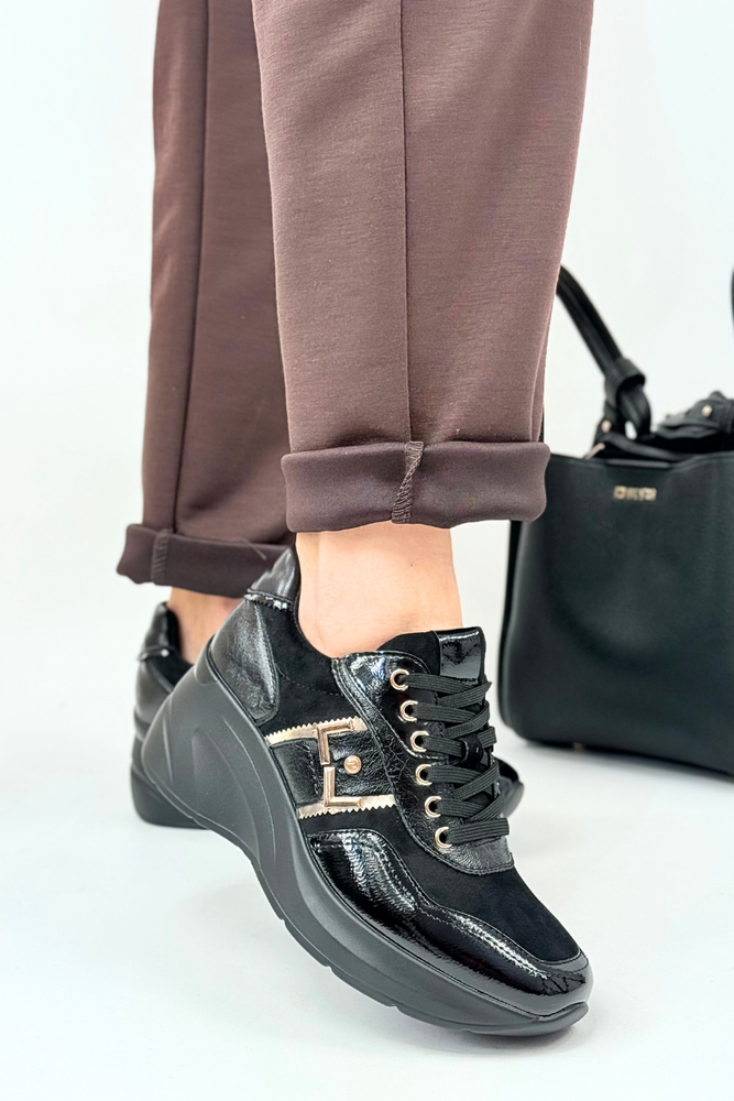 Sneakersy damskie na koturnie z platformą ze złotymi akcentami czarne 