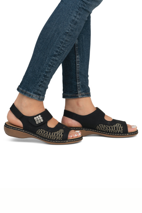 Beżowe sandały mocno zabudowane z ozdobnym kwiatkiem Rieker