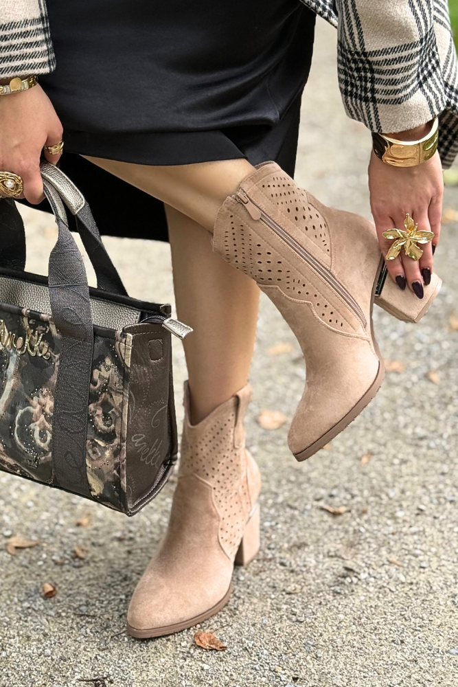 Beżowe zamszowe kowbojki ażurowe na klocku 