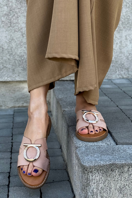 Білі шкіряні шльопанці з декором