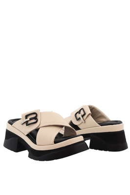 Beżowe skórzane klapki na obcasie z platformą