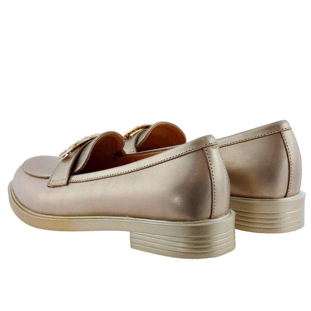 Бежеві шкіряні лофери з металевою брошкою Арка