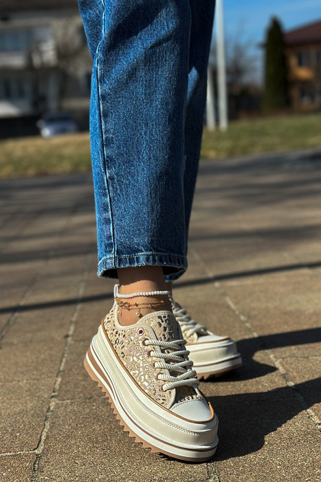 Бежеві кросівки на високій товстій платформі зі шнурівкою