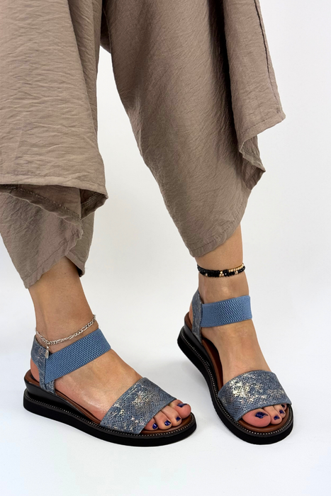 Jeansowe sandały na koturnie z ekoskóry