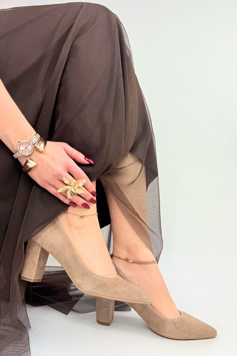 Czółenka skórzane welurowe na słupku beżowe