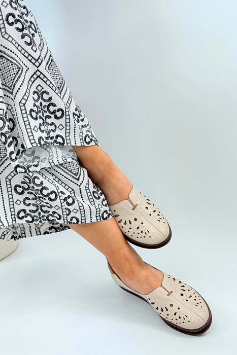 Półbuty ażurowe beżowe wsuwane