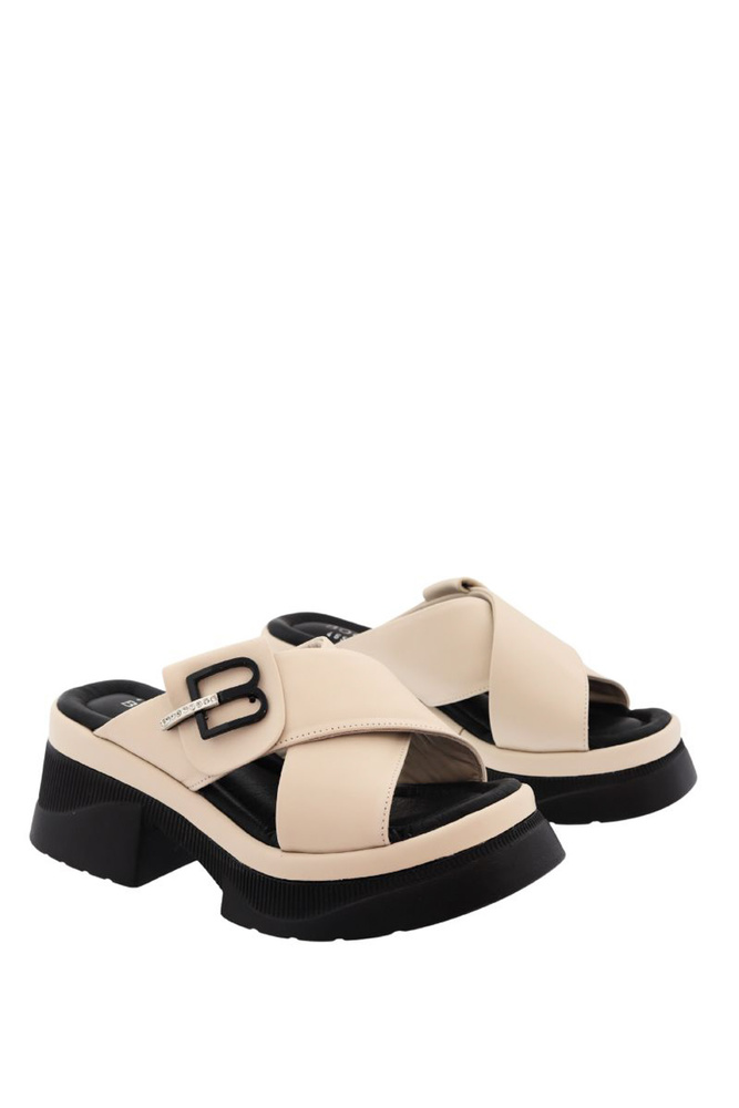 Beżowe skórzane klapki na obcasie z platformą