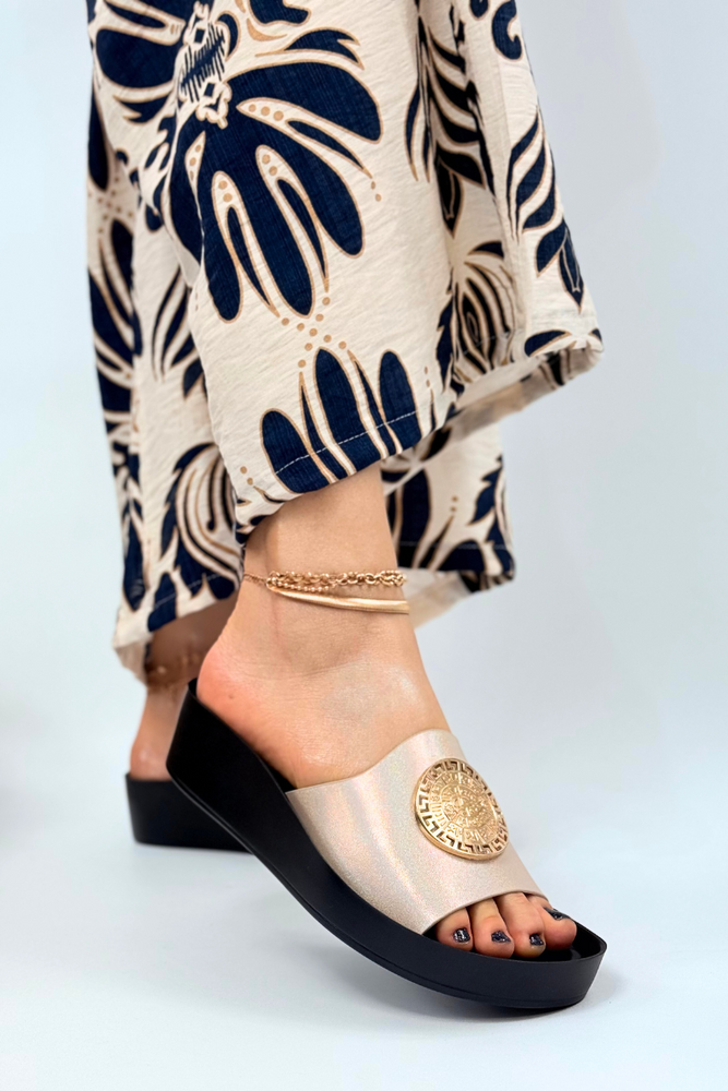 Złote klapki damskie na platformie wsuwane