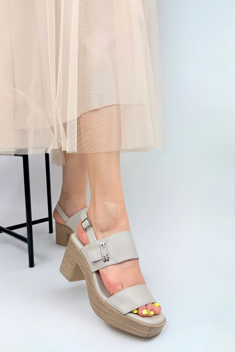 Złote sandały na klocku z odkrytymi palcami i piętą