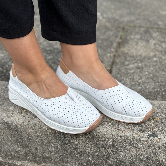 Białe półbuty skórzane wsuwane perforowane