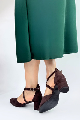 Czółenka zamszowe z paseczkami na krzyż brązowe na klocku