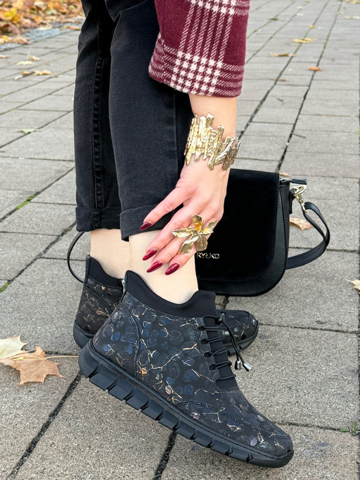 Чорні жіночі шкіряні ботильйони на товстій платформі зі шнурівкою