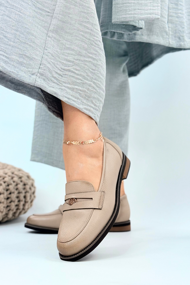 Бежеві шкіряні плоскі мокасини 