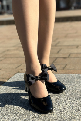 Czarne czółenka skórzane na obcasie z kokardą