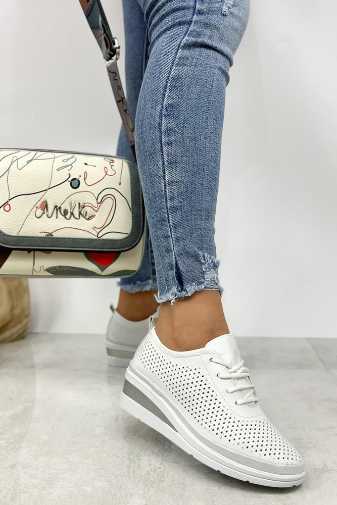 Półbuty skórzane białe ażurowe na koturnie sznurowane