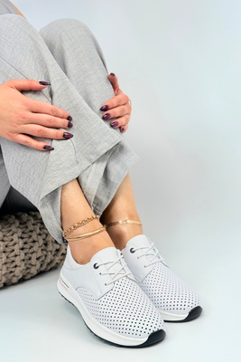 Półbuty skórzane ażurowe białe na koturnie Filippo 