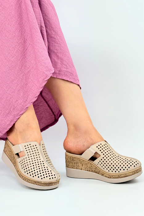 Skórzane beżowe klapki ażurowe na koturnie Filippo