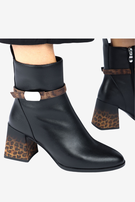 Чорні жіночі шкіряні ботильйони на товстій платформі зі шнурівкою