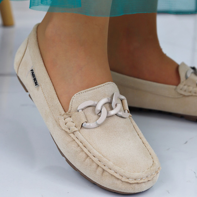 Бежеві жіночі замшеві мокасини на ланцюжку від Vinceza 