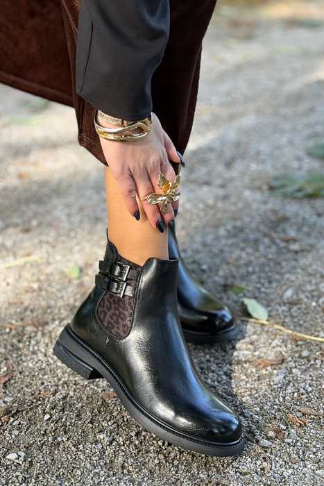 Botki damskie czarne z panterką i ozdobnymi klamerkami