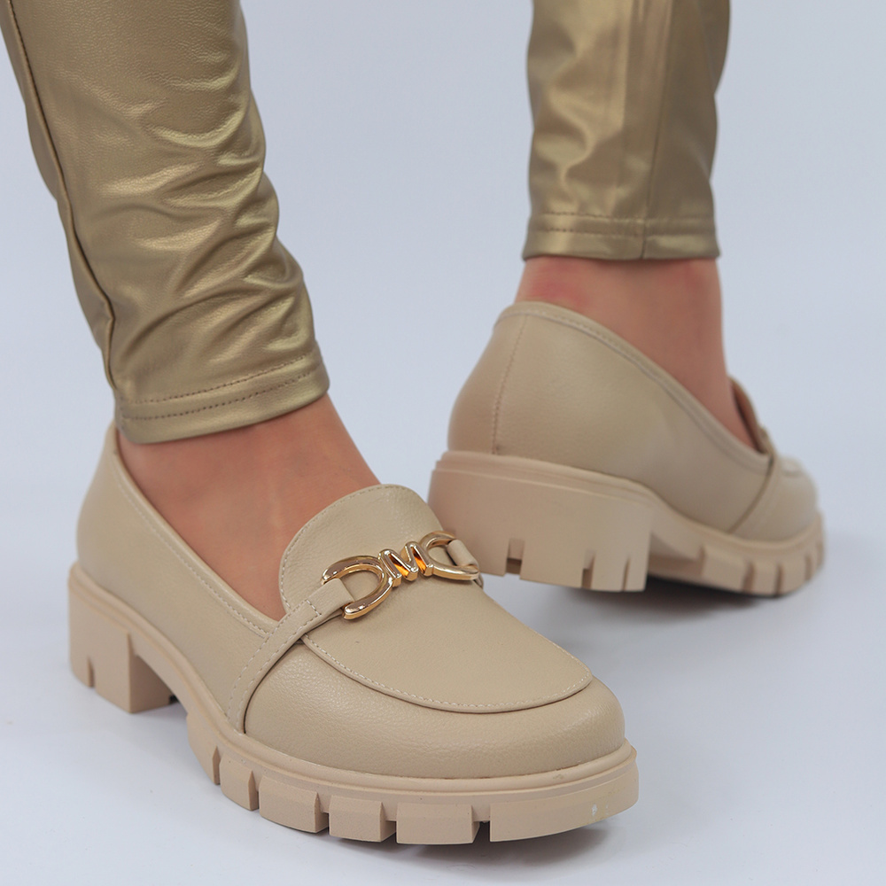 Mokasyny beżowe ze złotą aplikacją M. Daszyński