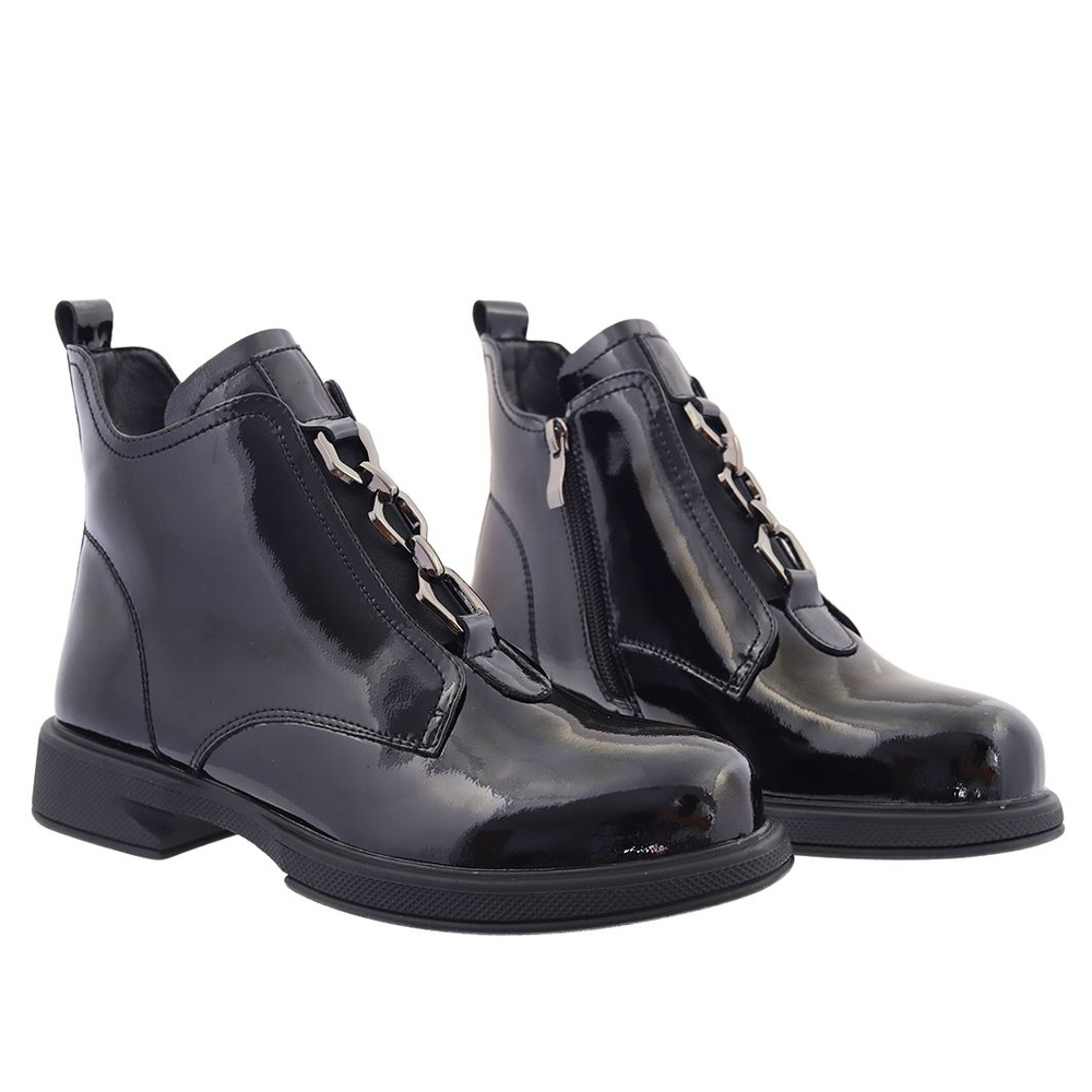 Жіночі лаковані чоботи на плоскому ходу з декором 